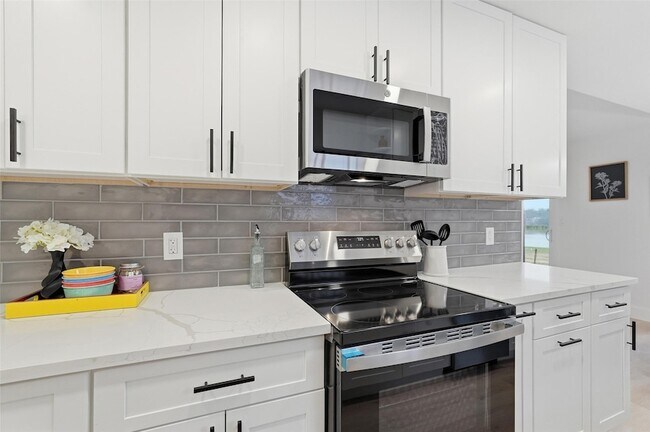 Building Photo - 763 Lakeside Dr