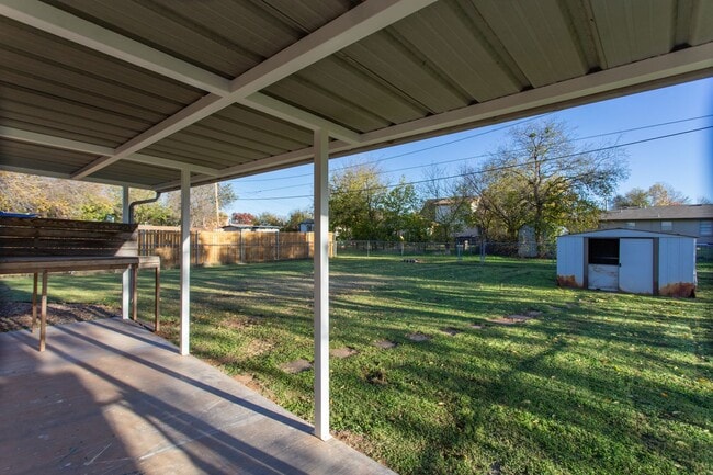Building Photo - Spacious 2 Bedroom Home!