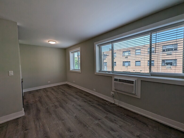 Building Photo - 542 W Surf St