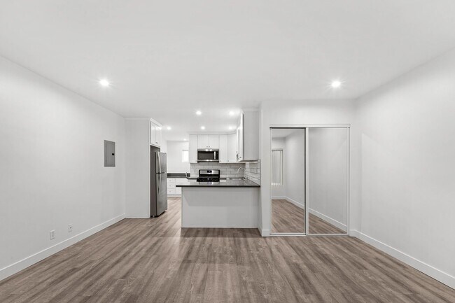 Building Photo - 1240 W 29th St