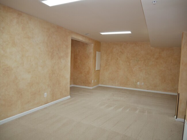 Building Photo - Gorgeous Former Model 4 Bed 2.5 Bath Townh...