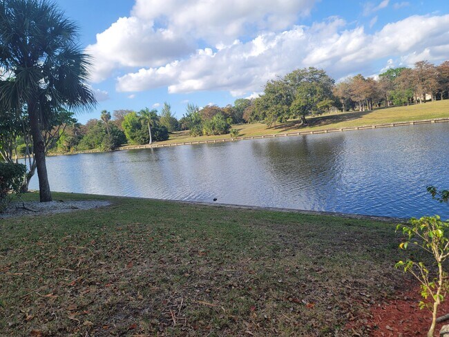 Building Photo - 3571 Inverrary Dr