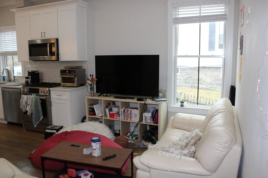 Primary Photo - 153 Foster St