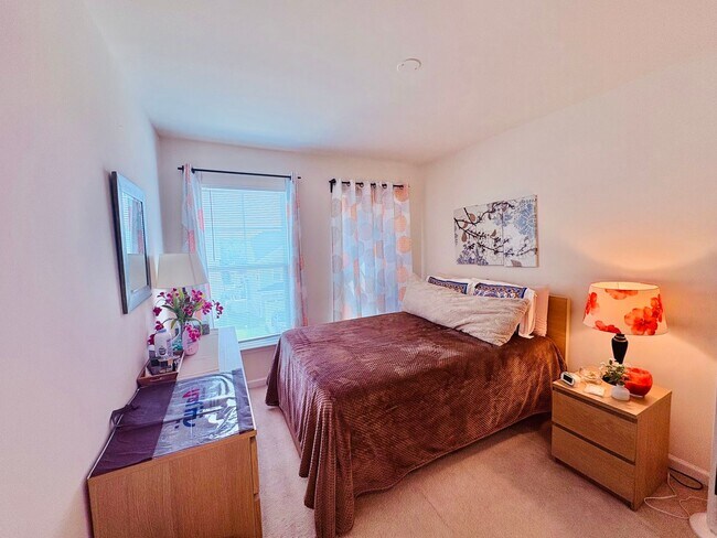 Building Photo - EMBREY MILL - END UNIT TOWNHOUSE