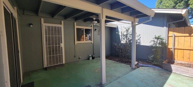 Building Photo - 2 Bedroom Condo Near Sacramento River Trail