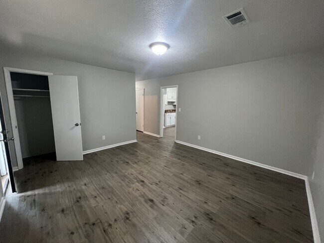 Building Photo - 3 Bedroom 1 Bathroom brick home in West Tuscaloosa