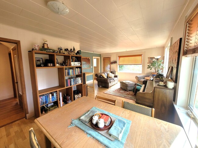 Building Photo - Charming Three Bedroom Home with Large Fen...