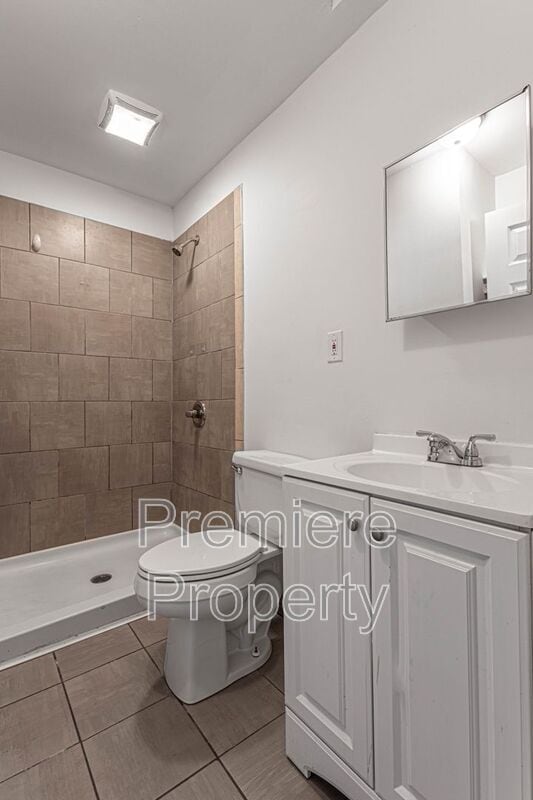 Building Photo - 2419 S Vermont Ave