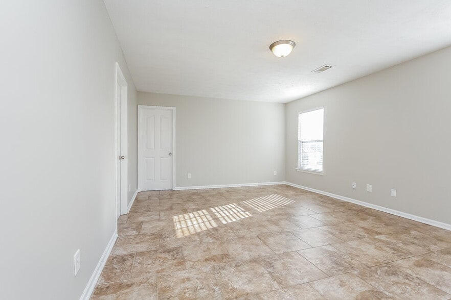 Building Photo - 172 Lyndhurst Dr