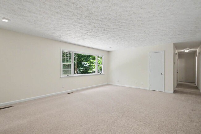 Building Photo - 151 Country Club Dr
