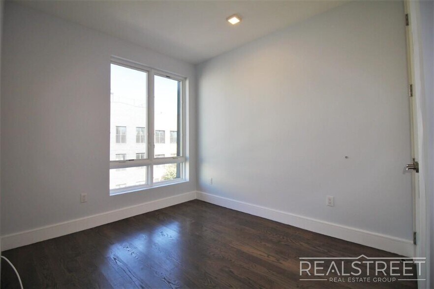 Building Photo - Luxury 2 BR in Bushwick with Balcony & Roo...