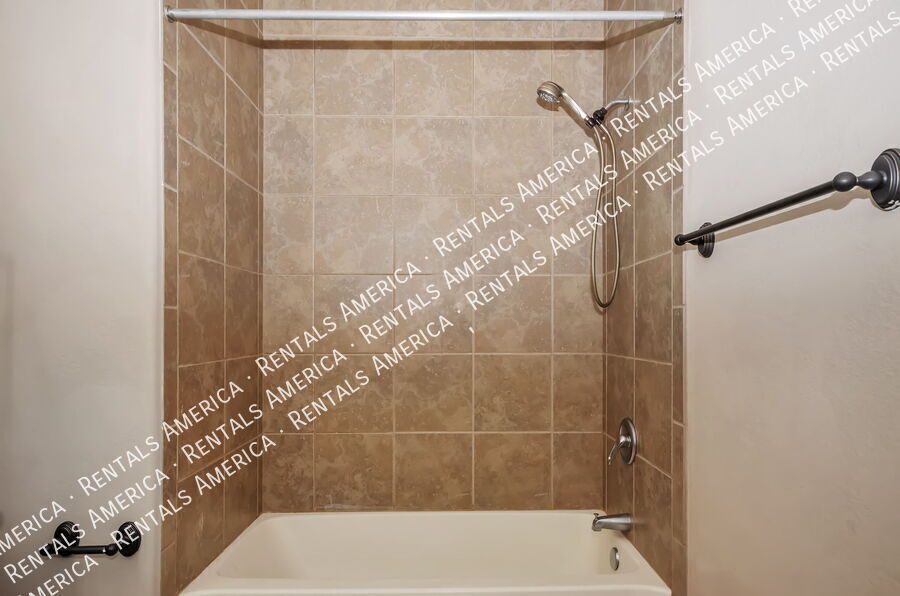 Building Photo - 2550 E River Rd