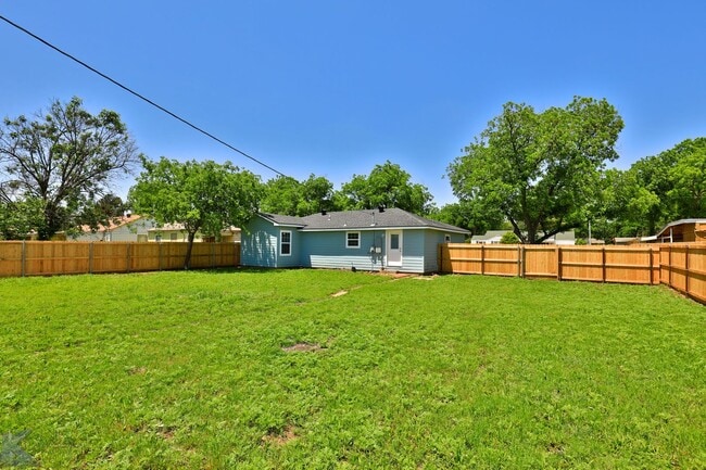 Building Photo - 3 bed, 2 bath, updated with all appliances provided!