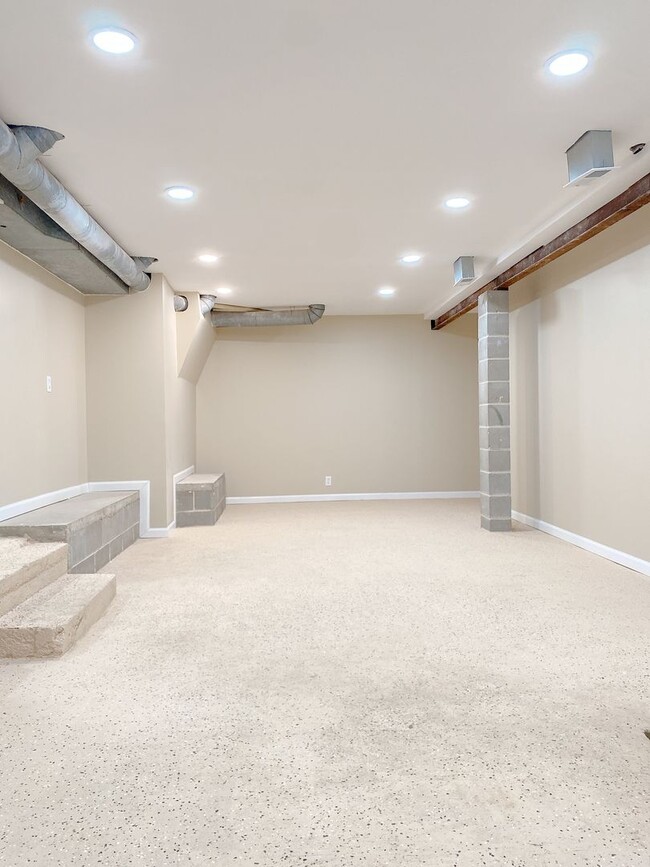 Building Photo - Beautifully updated 5 bed 2 bath house $2200