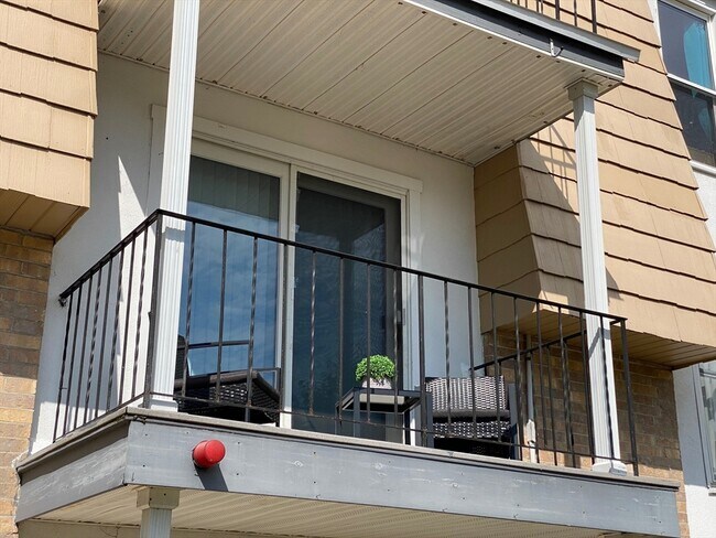 Building Photo - 4 Shadowbrook Ln