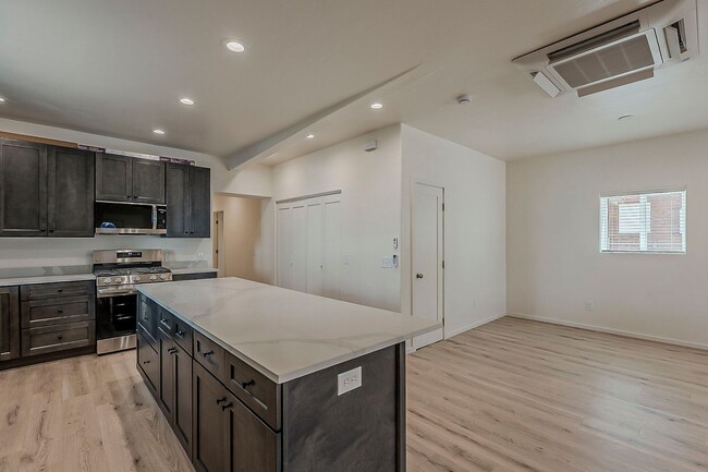 Building Photo - 1625 E 8th St