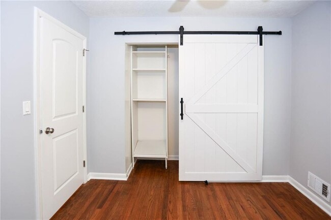 Building Photo - 667 Tara Cir SE