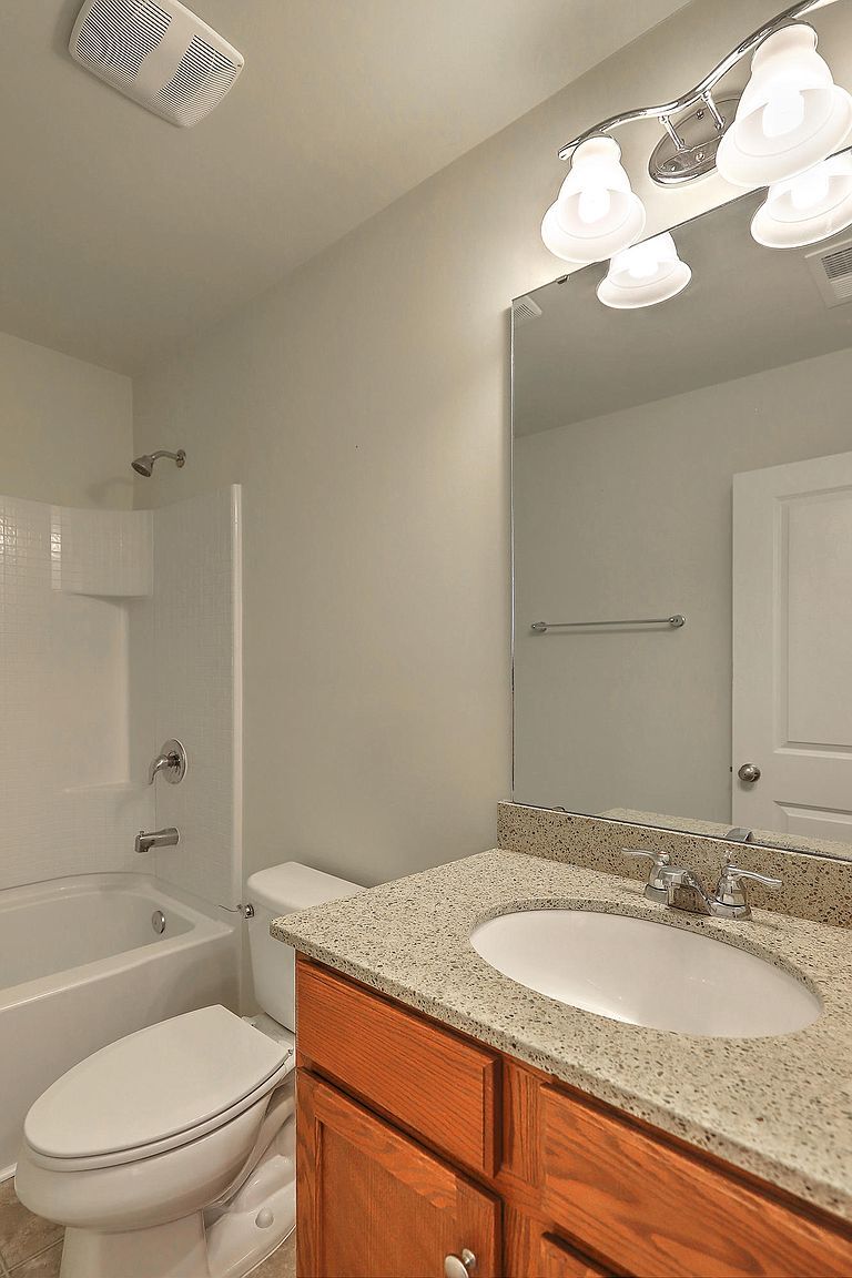 Building Photo - 1525 Oldenburg Dr