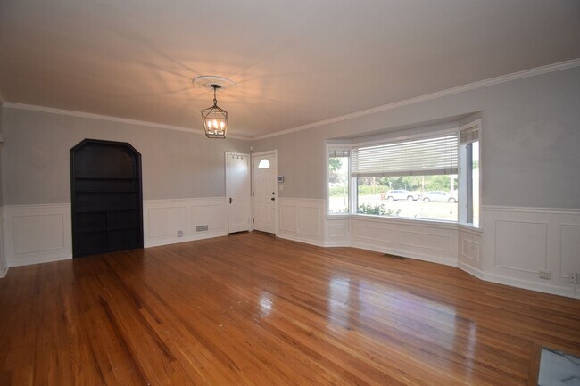 Building Photo - Unique 6 Bedroom Home in Midvale!