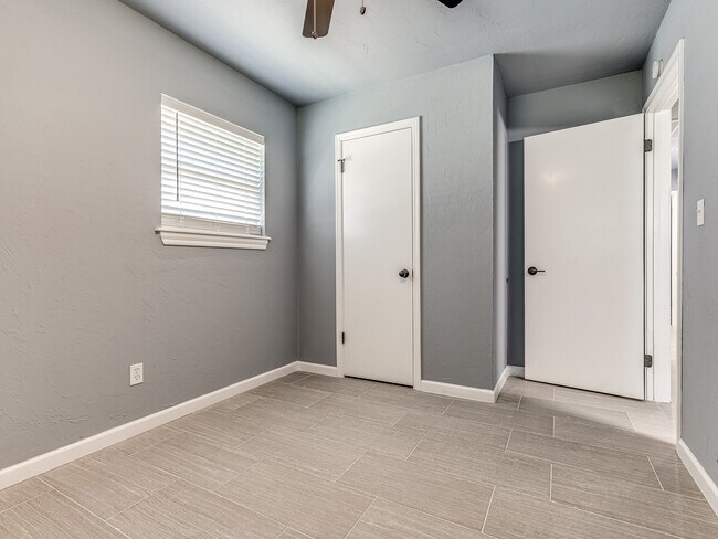 Building Photo - 14008 Gateway Dr