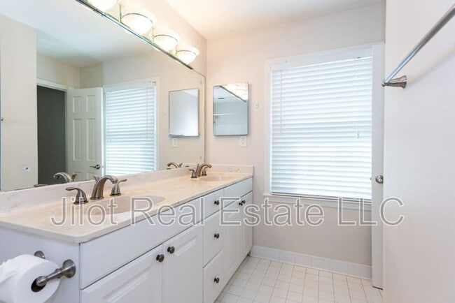 Building Photo - 1647 Executive Park Ln NE