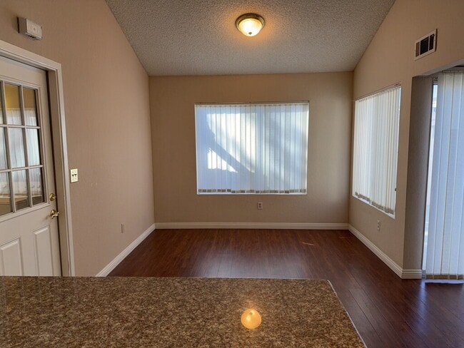 Building Photo - 797 Daffodil Dr