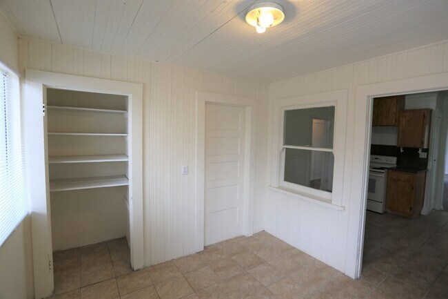 Building Photo - Country Living in the City