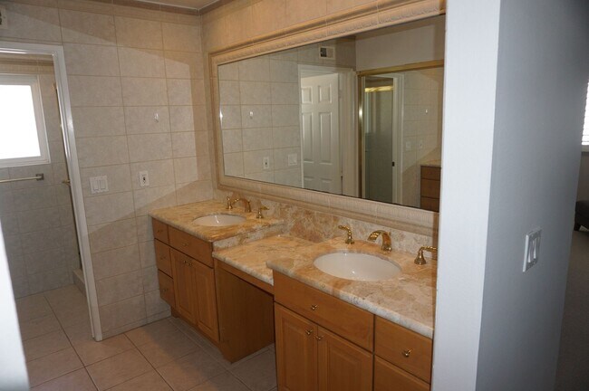 Building Photo - Stunning 4 Bedroom 2.5 Bath Home with Offi...