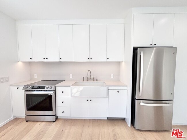 Building Photo - 1979 N Kenmore Ave