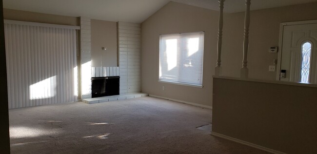 Building Photo - 4 Bedroom 3 Bathroom Home in Canyon Crest!!