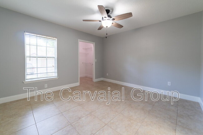 Building Photo - 725 Crest Pines Dr