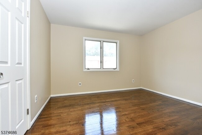 Building Photo - 633 5th St