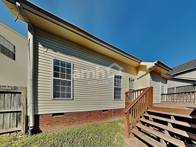 Building Photo - 2404 Adelaide Dr