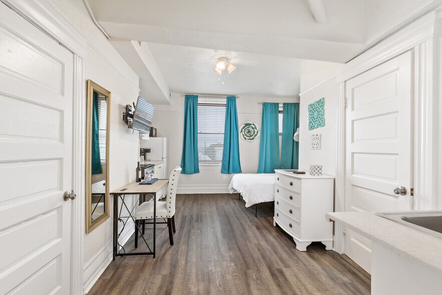 Building Photo - 2121 1st Ave