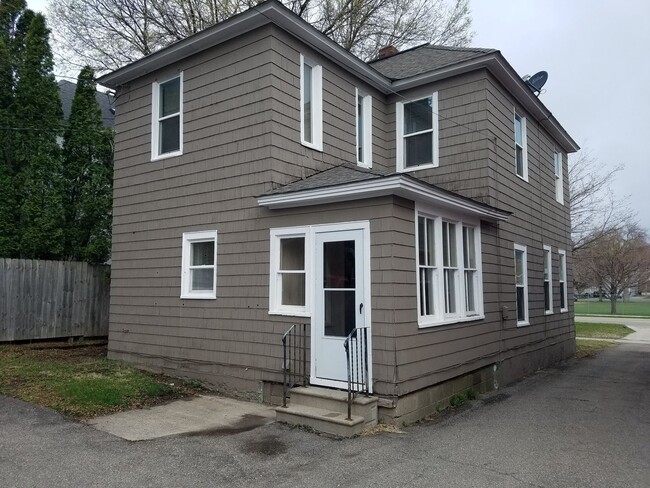 Building Photo - 3 bedroom 1 bath house