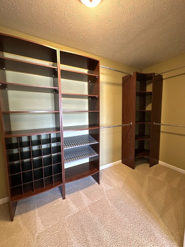 Building Photo - LEASE PENDING! Gorgeous 6-Bedroom 3.5-Bath...