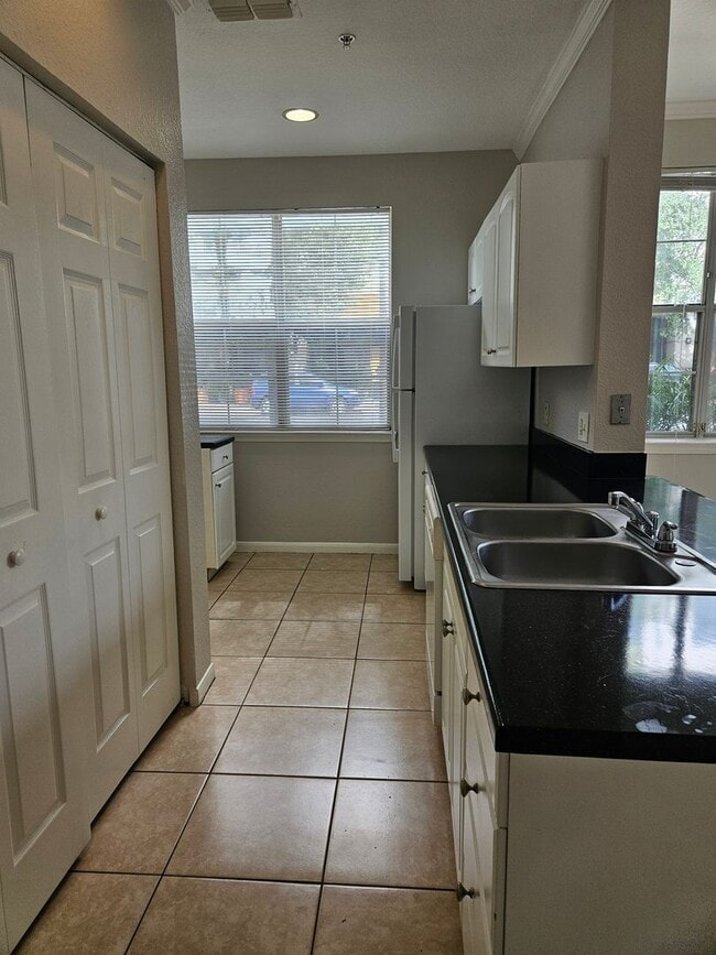 Building Photo - Available now 2/2 Condo Downtown Orlando - Free Water/Sewer/Trash! Pet Friendly!