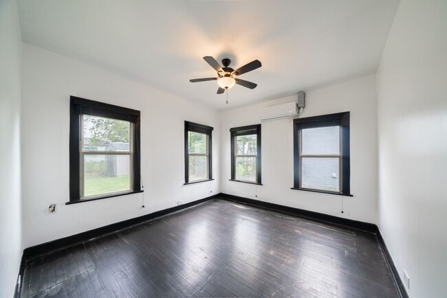 Building Photo - Charming Spanish Revival bungalow!