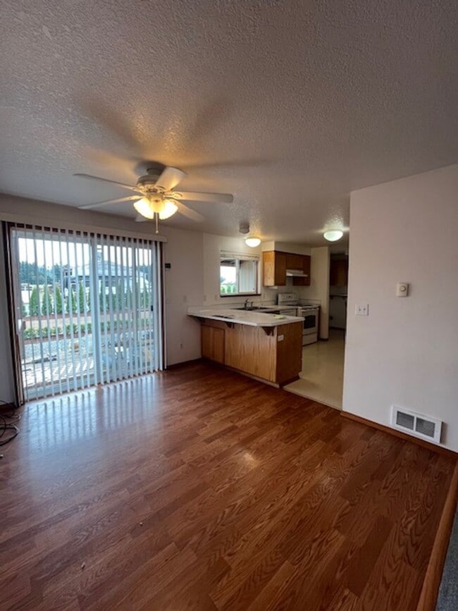 Building Photo - 3 Bedroom 2.5 Bath Dayton OR
