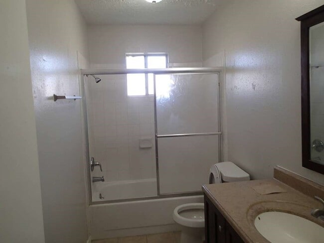 Building Photo - 327 Oakdale Dr