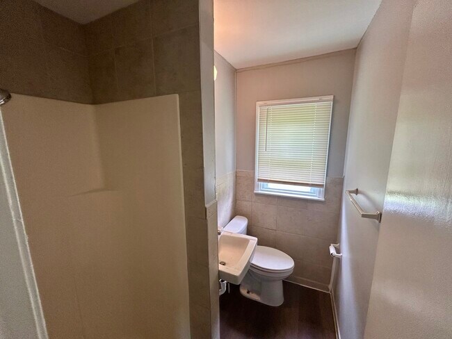 Building Photo - 8255 Lakeview Dr