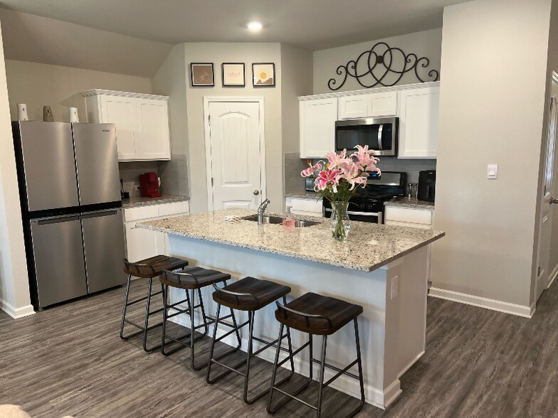 Building Photo - 713 Correns Ln