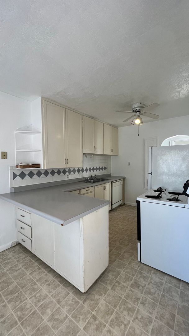 Primary Photo - 2804 Van Buren Ave