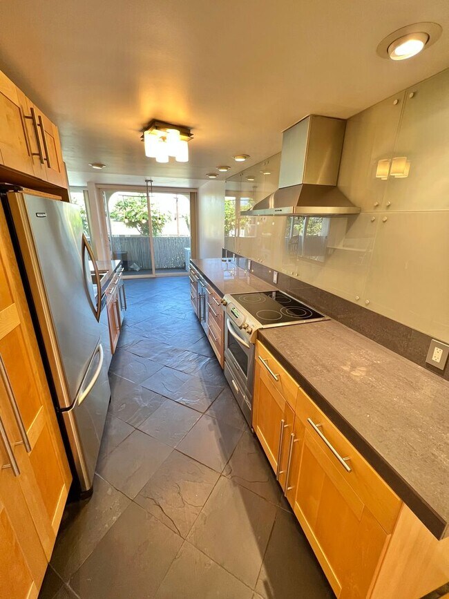 Building Photo - Modern 2 bedroom Gem Close to the Beach