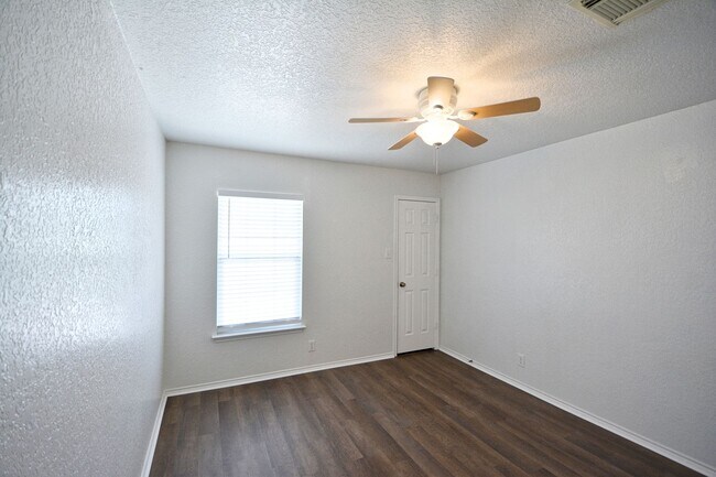 Building Photo - 858 Lincolnshire Dr