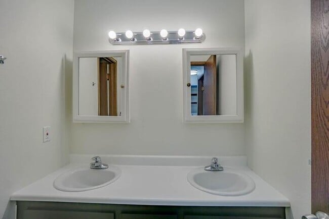 Building Photo - THREE BEDROOM TOWN HOME WITH GARAGE IN HAZEL DELL