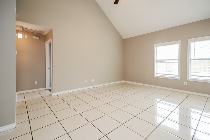 Building Photo - 1420 Castlegar Ln