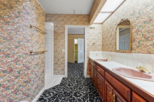 Building Photo - "Experience Luxury Living: Expansive 4-Bedroom Retreat Estate with Scenic Views and Elegant Finis...