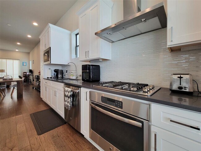 Building Photo - 5709A Larkin St