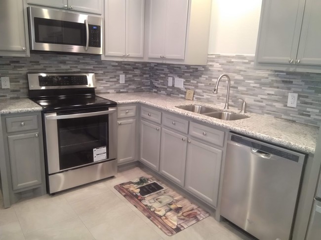 Fully Equipped Kitchen - 3338 Blodgett St